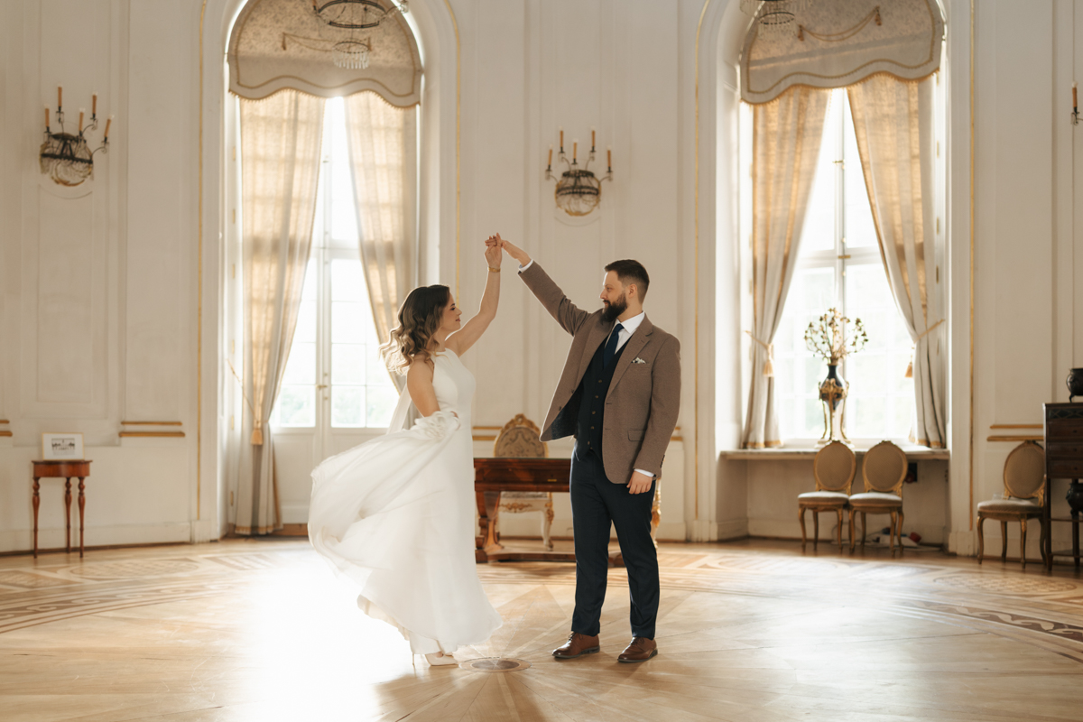 ślub w pałacu jabłonna uchwycony przez fotografa ślubnego